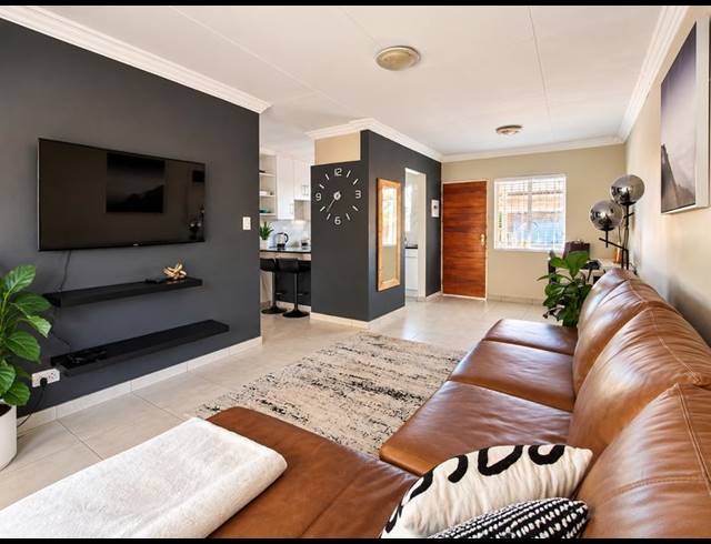 2 BEDROOM PROPERTY TO RENT IN DIE HOEWES